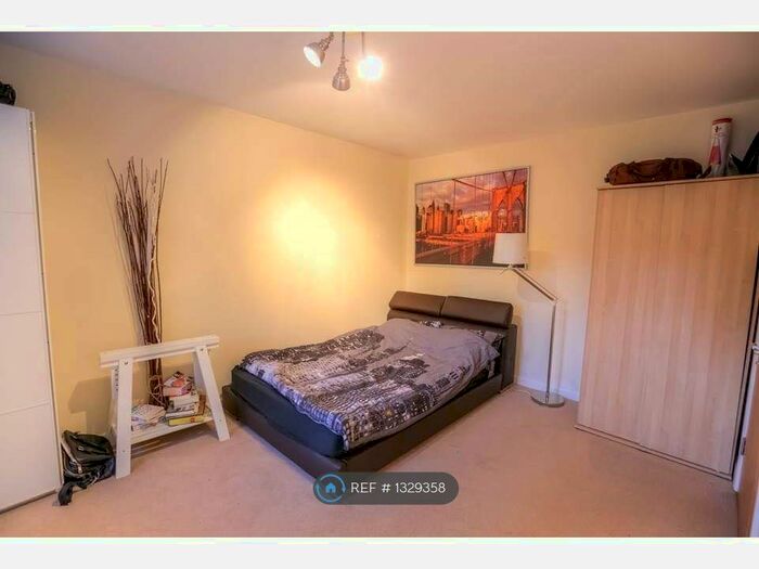 5 Bedroom Semi-Detached House To Rent In The Chase, Guildford, GU2