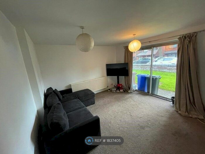 2 Bedroom Flat To Rent In Kingsbrook Court, Manchester, M16