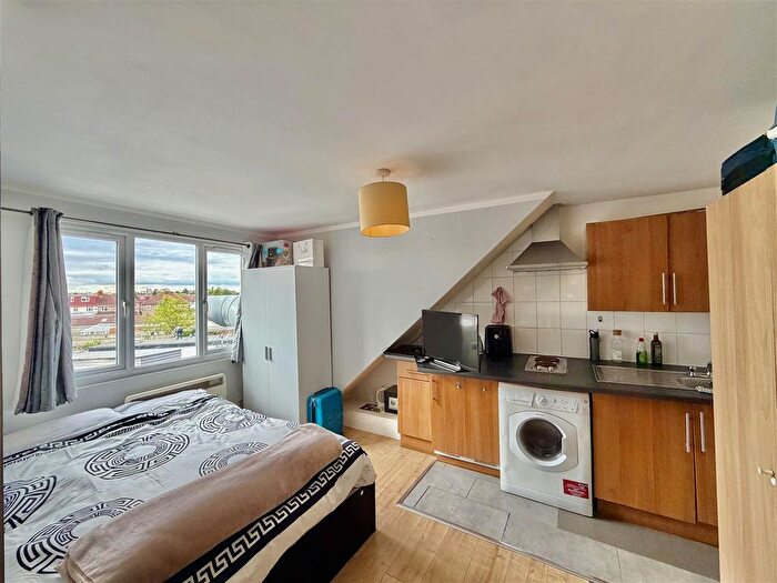 Studio To Rent In Great West Road, Hounslow, TW5