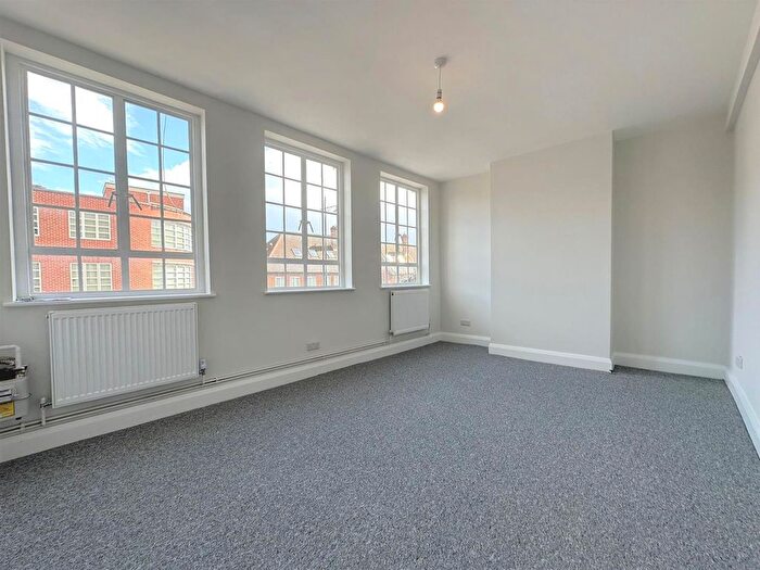 3 Bedroom Flat To Rent In High Street, Whitton, TW2