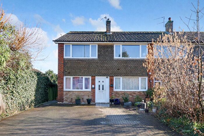 2 Bedroom Flat For Sale In Terrace Road, Walton-On-Thames, KT12