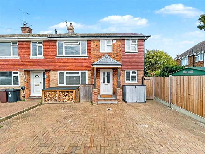 4 Bedroom End Of Terrace House For Sale In Sandown Drive, Rainham, Gillingham, Kent, ME8