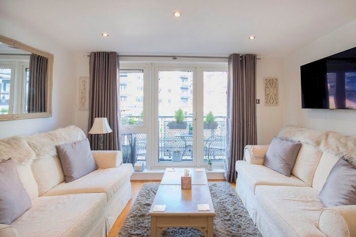 2 Bedroom Flat For Sale In Charter Quay, Kingston Upon Thames, KT1