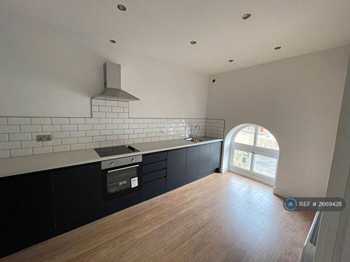 2 Bedroom Flat To Rent In Chapel Lane, Halifax, HX3