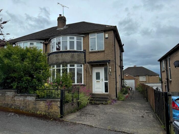 3 Bedroom Semi-Detached House To Rent In Car Manor Mount, Leeds, LS17