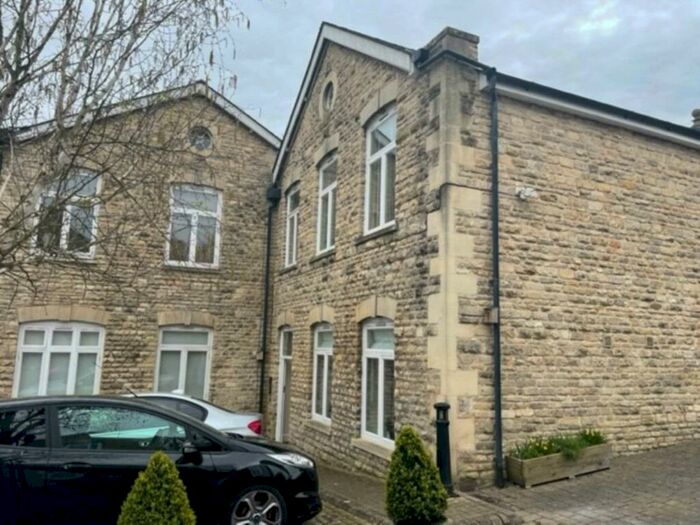 3 Bedroom Apartment To Rent In Woodford Mill, Witney, OX28