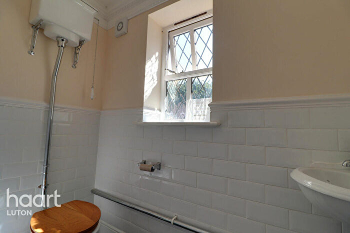 6 Bedroom Detached House For Sale In Wardown Crescent, Luton, LU2