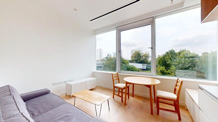 1 Bedroom Flat To Rent In Great West Road, Brentford, TW8