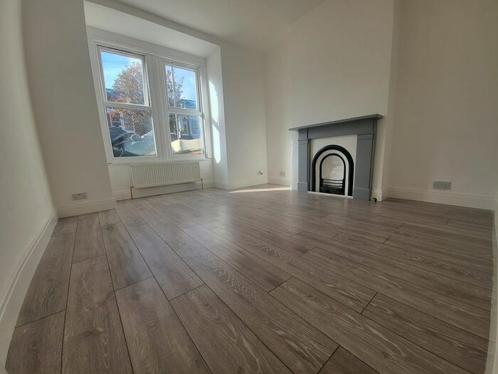 2 Bedroom Flat To Rent In Dingwall Road, Earlsfield, Wandsworth, SW18