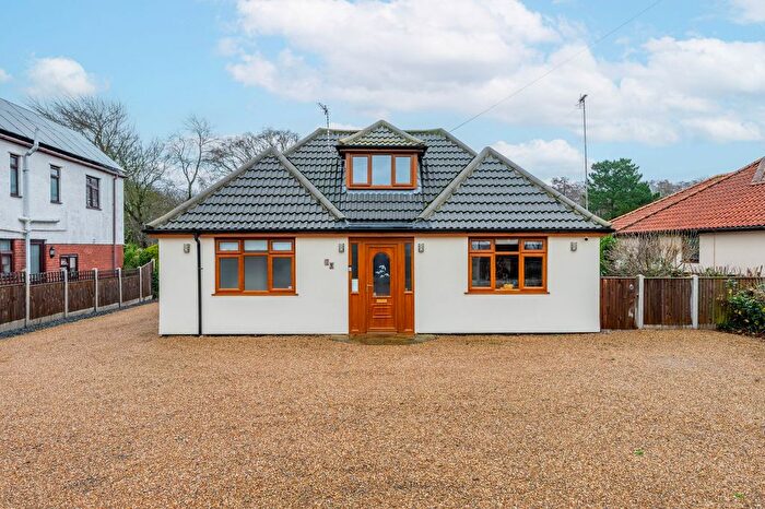 3 Bedroom Chalet For Sale In Chestnut Avenue, Oulton Broad, NR32