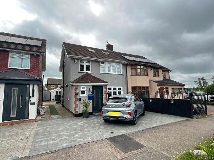 3 Bedroom Semi-Detached House For Sale In Rainham Road, Rainham, RM13