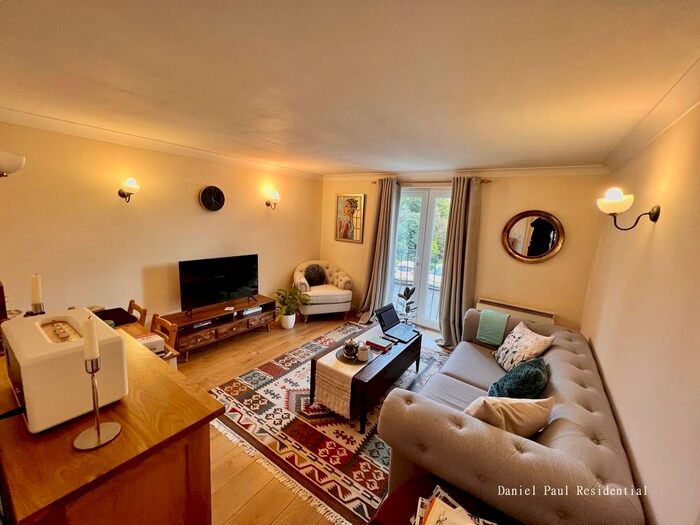 1 Bedroom Flat To Rent In Fulmar Close, Surbiton, KT5