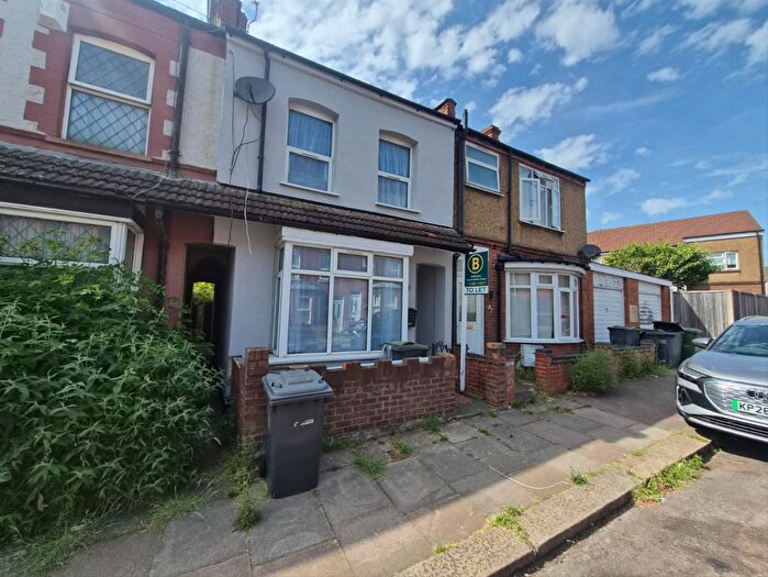 3 Bedroom Terraced House To Rent In Talbot Road, Luton, Bedfordshire, LU2
