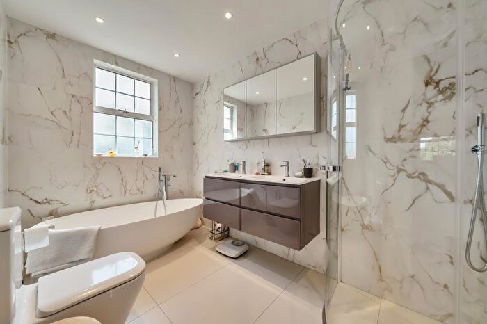 4 Bedroom Detached House For Sale In Totteridge Common, Totteridge, N20