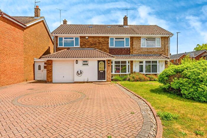 5 Bedroom Detached House For Sale In Foxbury Close, Luton, LU2