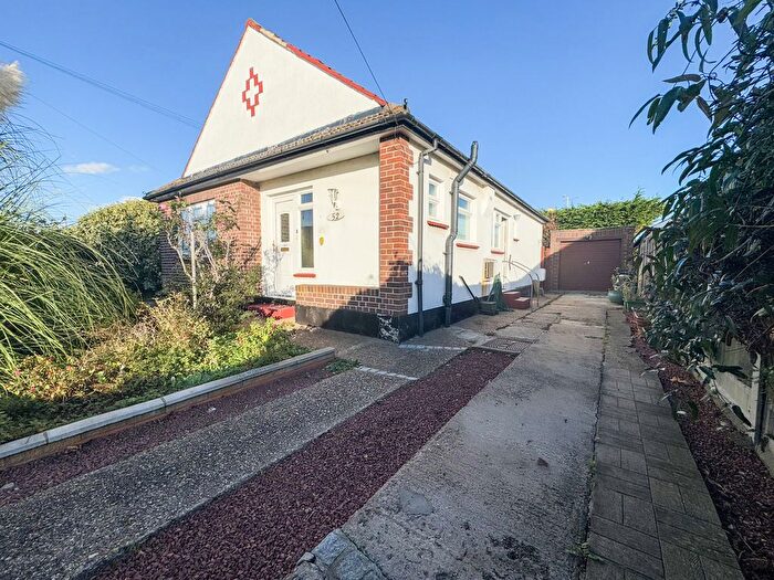 2 Bedroom Detached Bungalow For Sale In Spencer Gardens, Rochford, SS4