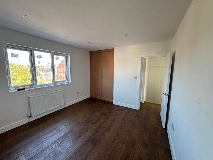 3 Bedroom Flat To Rent In Malden Road, Worcester Park, KT4