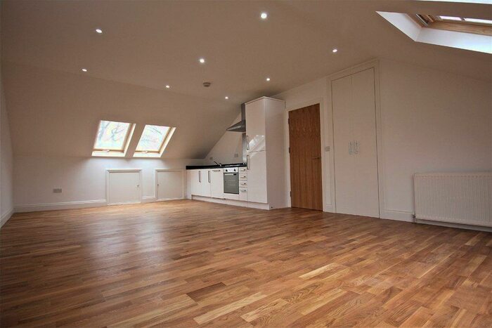 3 Bedroom Flat To Rent In Border Crescent, London, SE26