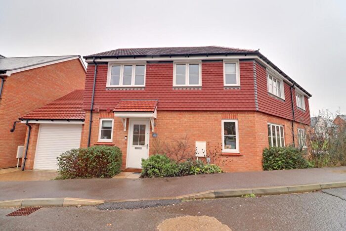3 Bedroom Semi Detached House For Sale In Clements Grove, Waterlooville, PO8