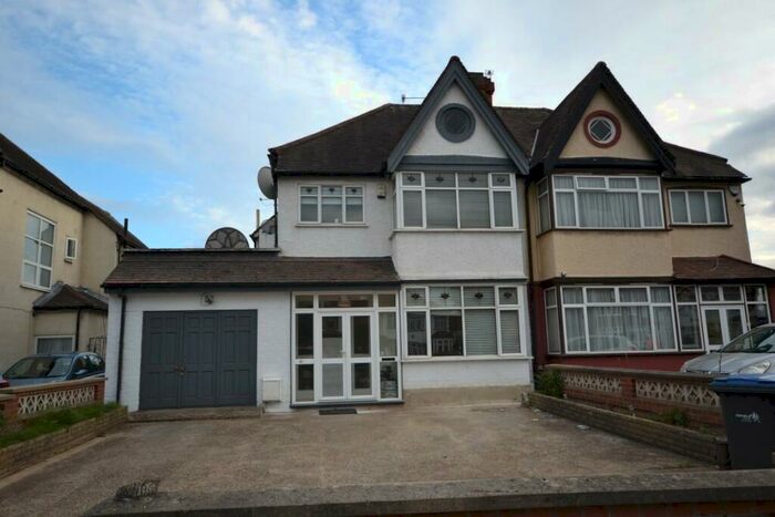 3 Bedroom Semi-Detached House To Rent In Ridge Avenue, Winchmore Hill, London, N21
