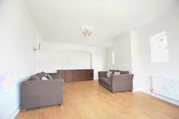 3 Bedroom Flat To Rent In Kenton Court, Kenton Road, Harrow, HA3