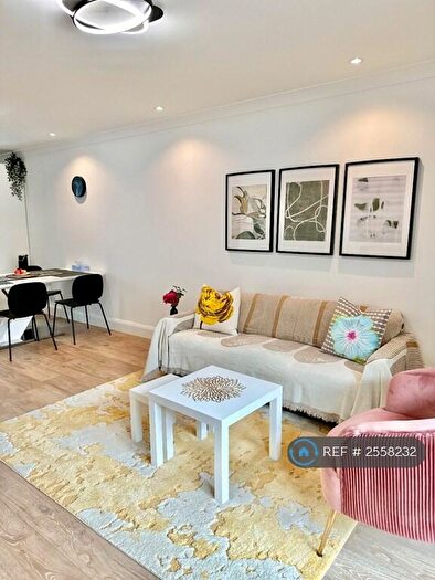 2 Bedroom Flat To Rent In Boardwalk Place, London, E14