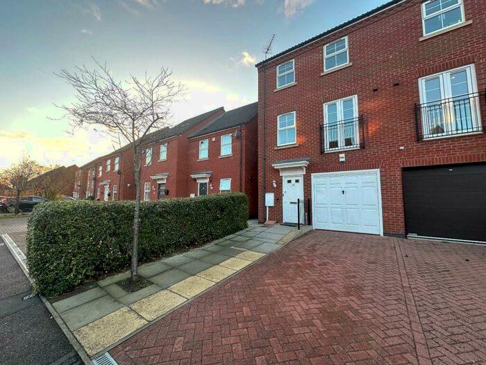 4 Bedroom Semi-Detached House To Rent In Larchmont Road, Leicester, LE4