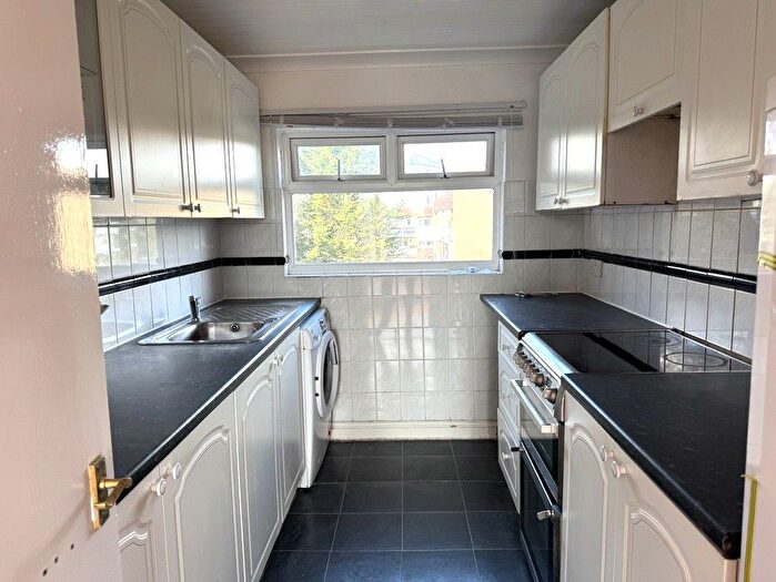 3 Bedroom Maisonette To Rent In Beech Vale, Woking, GU22