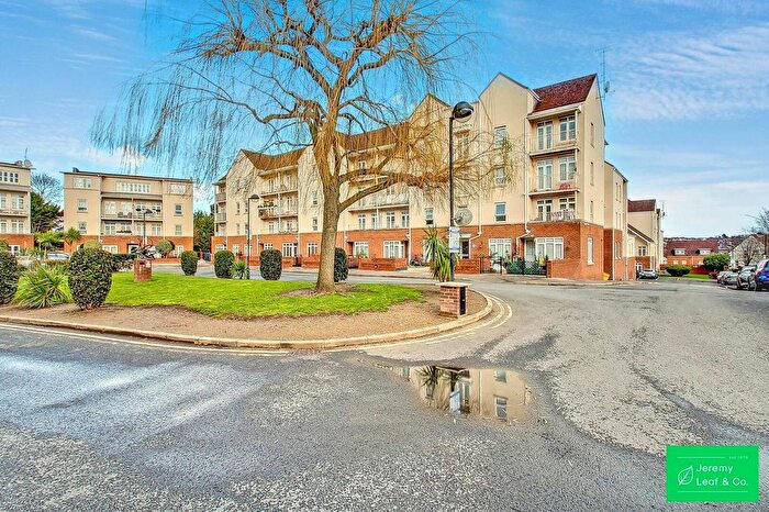 2 Bedroom Flat For Sale In Magdalene Gardens, London, N20