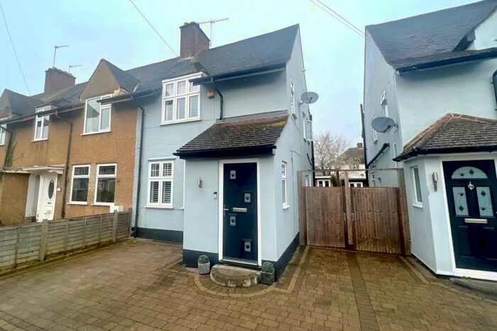 3 Bedroom End Of Terrace House To Rent In Byfleet, KT14