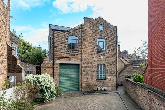 2 Bedroom Flat To Rent In Shrubbery Road, London, SW16