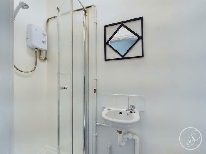 3 Bedroom Terraced House For Sale In Hillcrest View, LS7