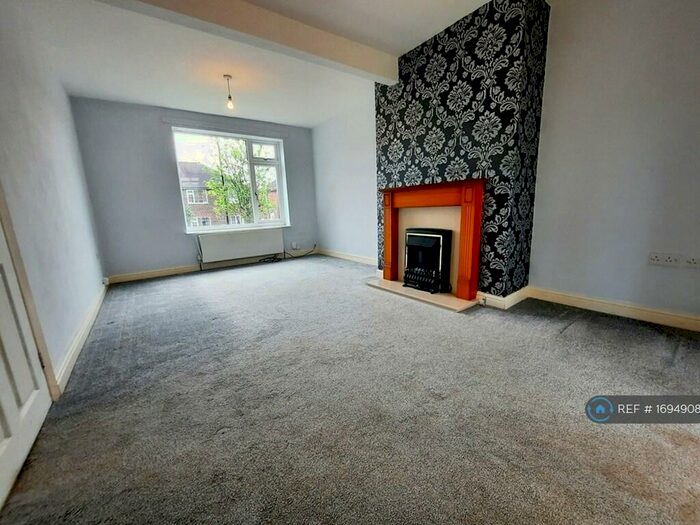 4 Bedroom Semi-Detached House To Rent In Littlemoor Crescent, Chesterfield, S41