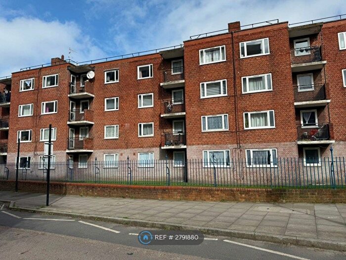 3 Bedroom Flat To Rent In Francis House, London, N1