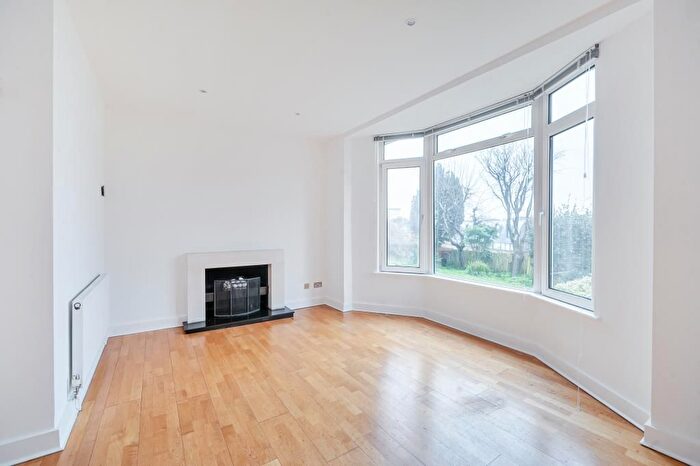 3 Bedroom Flat To Rent In Richmond Hill, Richmond, TW10