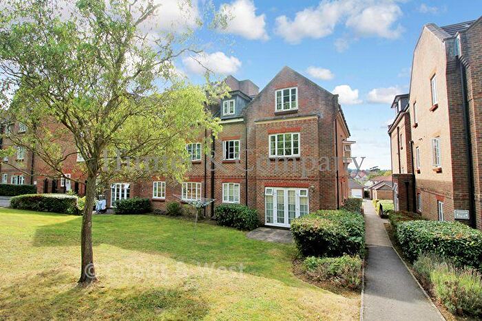 2 Bedroom Flat For Sale In Gatton Park Road, Redhill, Surrey, RH1