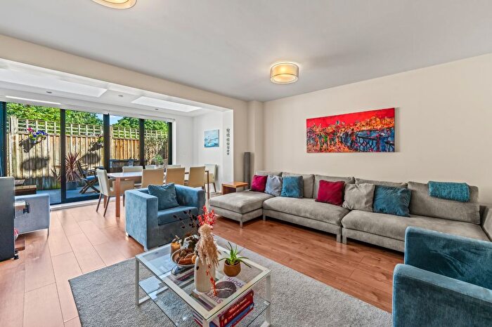 5 Bedroom End Of Terrace House For Sale In Candler Mews, Twickenham, TW1