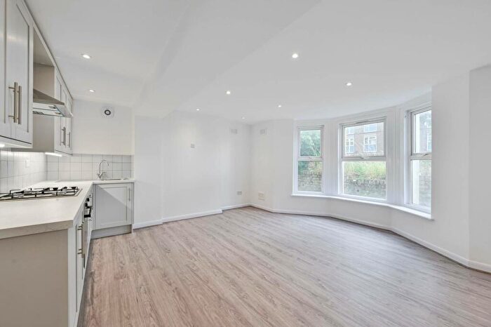 3 Bedroom Flat To Rent In Eglinton Hill, Woolwich, London, SE18