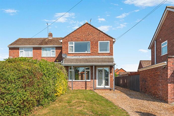 3 Bedroom Semi-Detached House For Sale In Riley Drive, Banbury, OX16