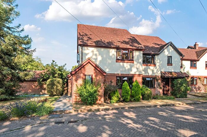 3 Bedroom Semi-detached House For Sale In Barley Mow Close, Winchfield, Hook, Hampshire, RG27