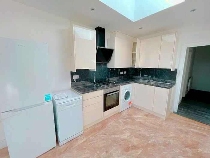 6 Bedroom Semi-Detached House To Rent In Uneeda Drive, Greenford, UB6