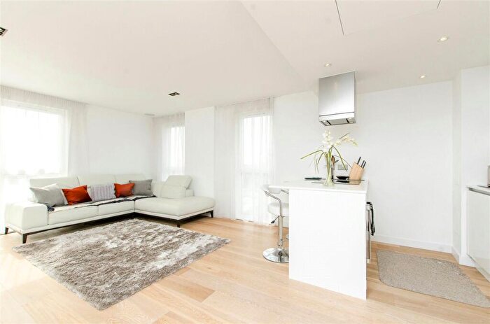 1 Bedroom Apartment To Rent In Courtyard Apartments, Avantgarde Place, London, E1