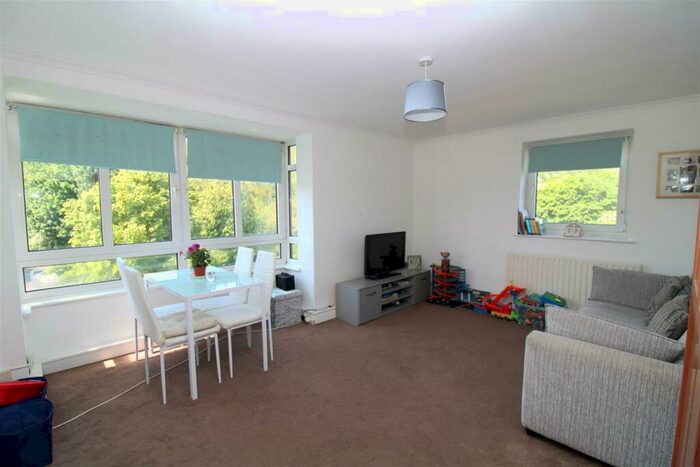 2 Bedroom Flat To Rent In Windsor Close, Hove, BN3