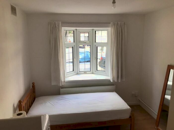 Studio To Rent In Dene Avenue, Hounslow TW3
