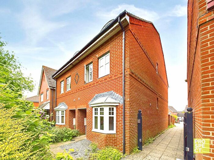 4 Bedroom Town House To Rent In Skylark Way, Shinfield, Berkshire, RG2