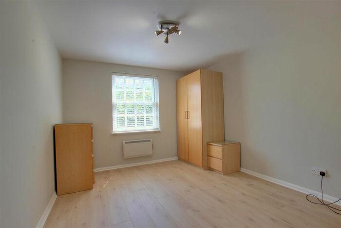 2 Bedroom Flat To Rent In Buchanan Close, London, N21