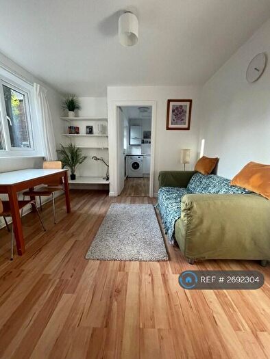 2 Bedroom Flat To Rent In Northen Grove, Manchester, M20