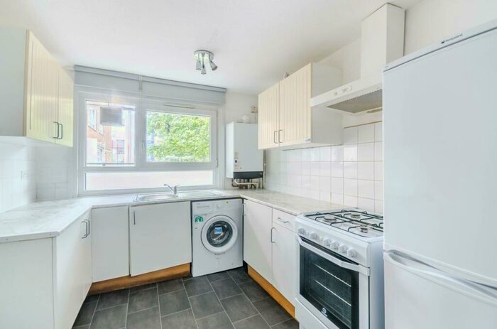 3 Bedroom Flat To Rent In Yelverton Road, Battersea Square, London, SW11