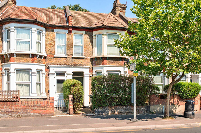 1 Bedroom Apartment For Sale In Markhouse Road, London, E17