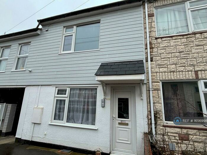 2 Bedroom Flat To Rent In Cowper Road, Sittingbourne, ME10